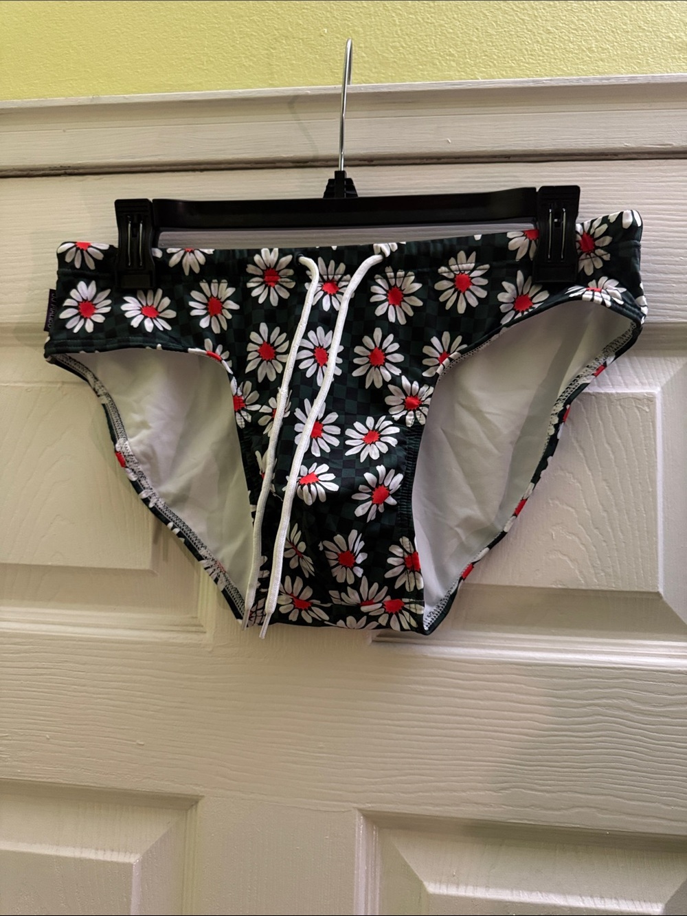 MEN’s JJ Malibu Green  Floral Swim Briefs with Daisy Print size MEDIUM (30-33)